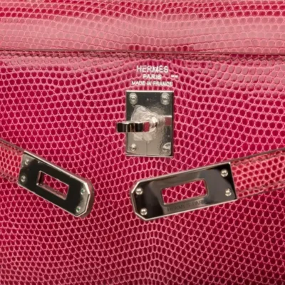 Hermès Kelly 25 Sellier Fuchsia Lizard logo